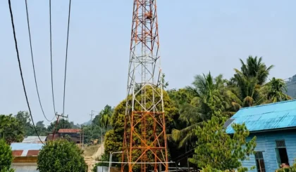 Foto tower jaringan seluler yang tidak aktif di Kecamatan Long Apari, Kabupaten Mahakam Ulu, Kalimantan Timur.