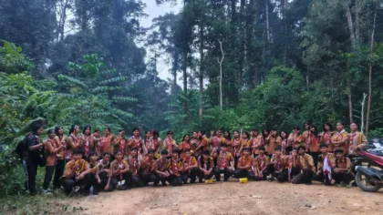 Foto dokumentasi puluhan anggota Pramuka Ambalan Batoq Tenvang saat mengikuti kegiatan Jelajah Alam dan pos kepramukaan di Jantur Pemkab untuk mempererat kekompakan.