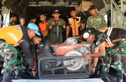 Sejumlah personel TNI sedang menurunkan mesin pompa air berkapasitas tinggi untuk penanganan karhutla di Kalimantan Timur.