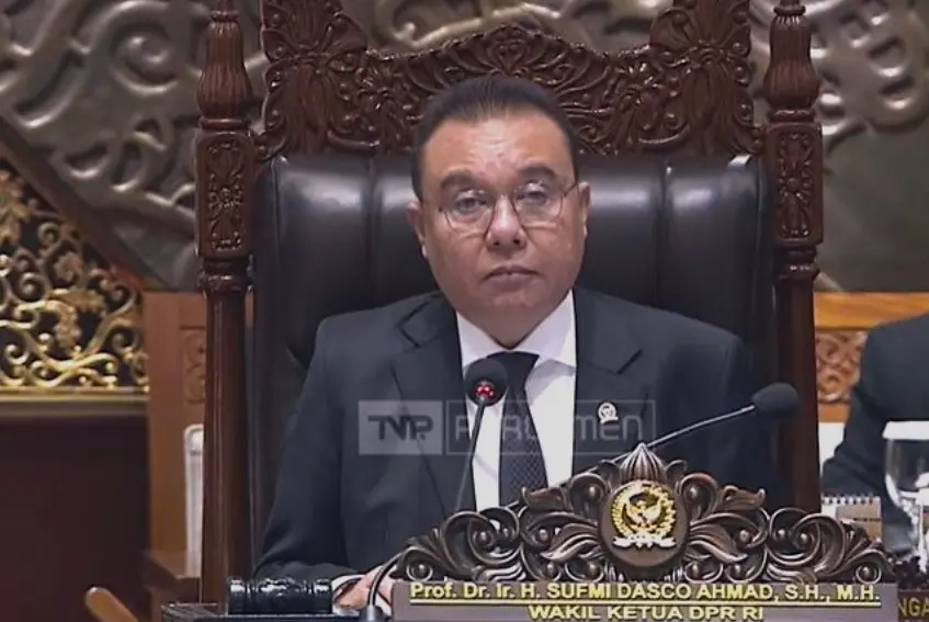 Wakil Ketua DPR Sufmi Dasco Ahmad menandatangani komitmen pengesahan RUU Perampasan Aset di depan massa aksi AMPB di Gedung DPR Senayan.