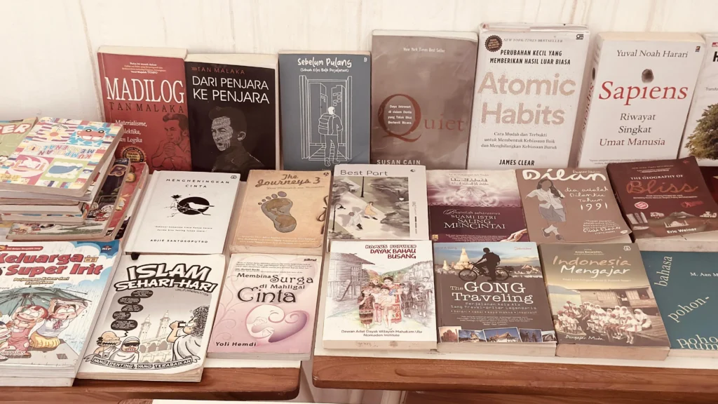 Tumpukan koleksi buku yang masih terbatas di sekretariat TBM Pustaka Mahakam, Kabupaten Mahakam Ulu, Kalimantan Timur.