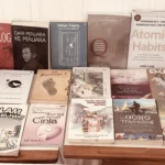 Tumpukan koleksi buku yang masih terbatas di sekretariat TBM Pustaka Mahakam, Kabupaten Mahakam Ulu, Kalimantan Timur.