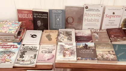 Tumpukan koleksi buku yang masih terbatas di sekretariat TBM Pustaka Mahakam, Kabupaten Mahakam Ulu, Kalimantan Timur.