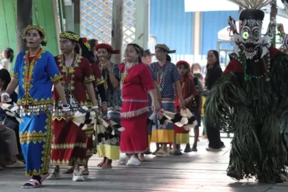 Masyarakat kampung Long Melaham menampilkan tarian Hudoq dalam kegiatan Hudoq ke-30 di Kampung Long Melaham, Jumat (11/9/2026). Ritual adat Dayak ini dilaksanakan secara berkala dan akan terus berlangsung hingga seluruh warga selesai melakukan penugalan di ladang.