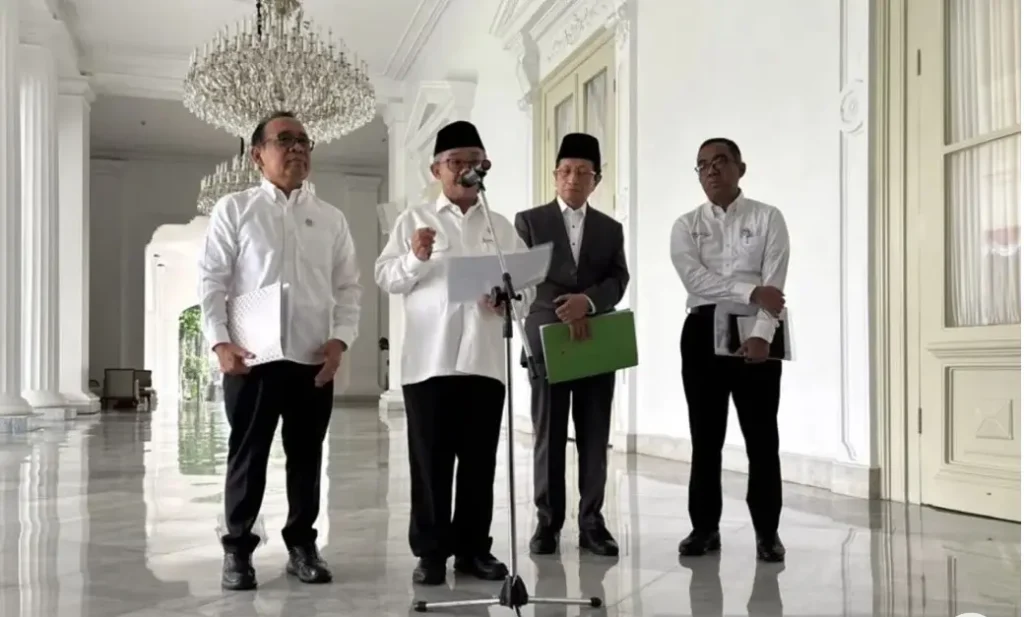 Mendikdasmen Abdul Mu'ti saat memberikan pemaparan, didampingi Menko PMK Pratikno, Mendiktisaintek Brian Yuliarto, dan Menag Nasaruddin Umar