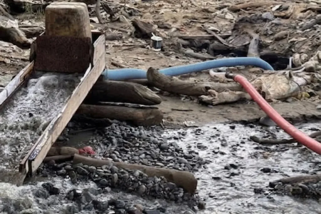 Mesin PETI beroperasi di dekat tebing Sungai Mahakam Kampung Ujoh Bilang, Mahakam Ulu, yang mengancam fondasi tanah di bantaran sungai.