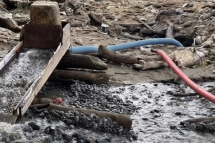 Mesin PETI beroperasi di dekat tebing Sungai Mahakam Kampung Ujoh Bilang, Mahakam Ulu, yang mengancam fondasi tanah di bantaran sungai.
