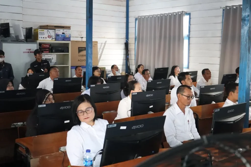 Peserta seleksi Calon Kepala Sekolah (Caks) SD dan SMP mengikuti tes berbasis komputer di SMPN 1 Long Bagun, Kabupaten Mahakam Ulu.
