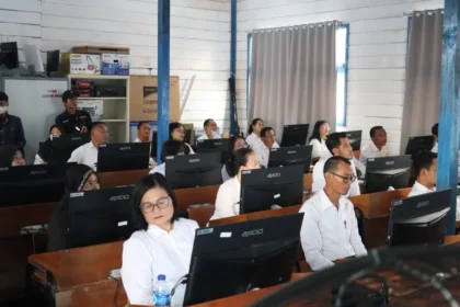 Peserta seleksi Calon Kepala Sekolah (Caks) SD dan SMP mengikuti tes berbasis komputer di SMPN 1 Long Bagun, Kabupaten Mahakam Ulu.
