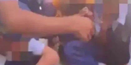 Foto sejumlah pelajar SMPN 2 Pinrang sedang duduk melingkar dan bermain judi saat jam istirahat di lingkungan sekolah.