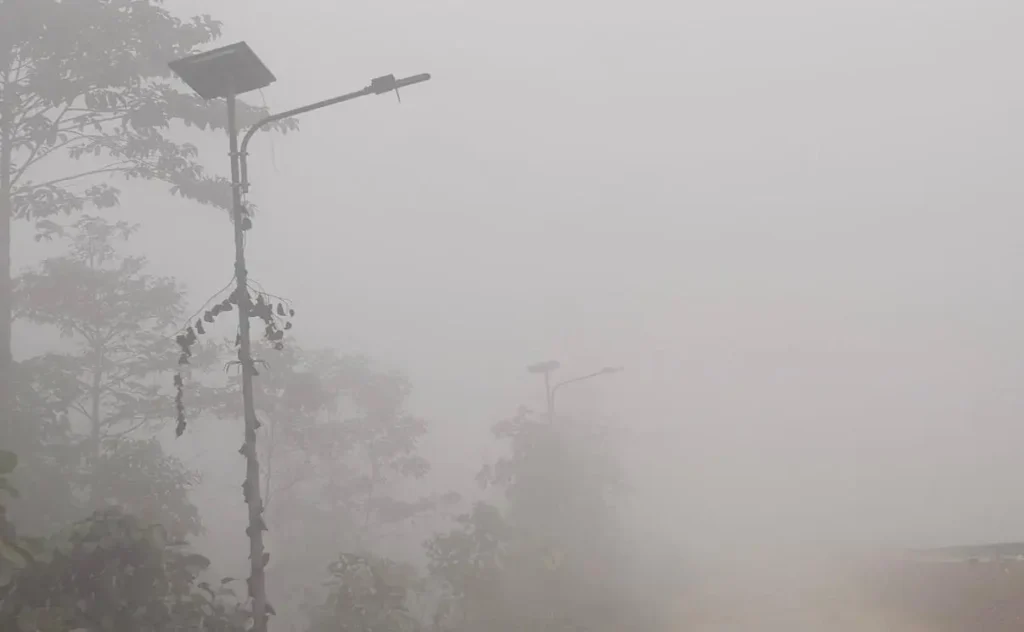Dokumentasi visual kondisi udara di Ujoh Bilang, Mahakam Ulu, yang memburuk akibat kabut asap pada 6 September 2026, menunjukkan jarak pandang yang sangat terbatas di jalan umum.