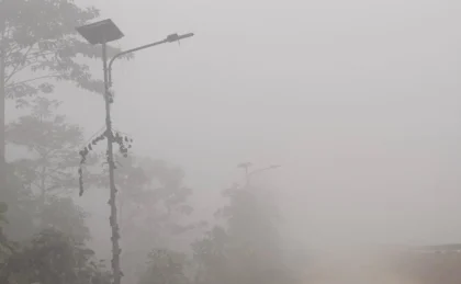 Dokumentasi visual kondisi udara di Ujoh Bilang, Mahakam Ulu, yang memburuk akibat kabut asap pada 6 September 2026, menunjukkan jarak pandang yang sangat terbatas di jalan umum.
