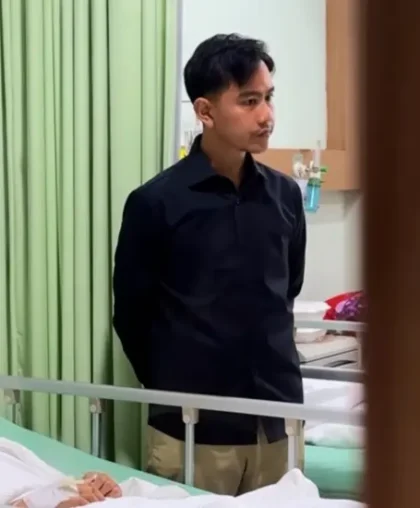 Gibran Rakabuming Raka saat mengunjungi anak-anak sekolah yang dirawat di rumah sakit akibat kasus keracunan makanan program MBG di Karo.