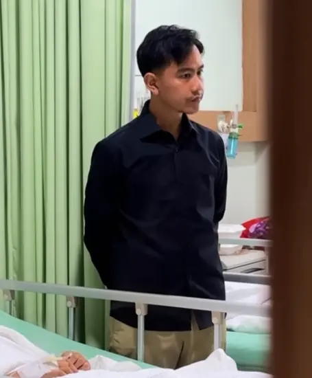 Gibran Rakabuming Raka saat mengunjungi anak-anak sekolah yang dirawat di rumah sakit akibat kasus keracunan makanan program MBG di Karo.
