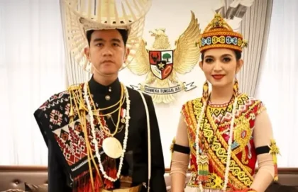 Gambar menampilkan Wakil Presiden RI Gibran Rakabuming Raka berdiri berdampingan dengan sang istri, Selvi Ananda, saat menghadiri Upacara Peringatan Detik-Detik Proklamasi di halaman Istana Merdeka (17/8/26). Keduanya mengenakan busana adat tradisional Nusantara.