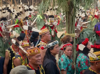 Penari Hudoq tampil membawakan tarian ritual dalam pembukaan Festival Hudoq Pekayang 2026 di Kampung Long Pahangai II, Kecamatan Long Pahangai, Kabupaten Mahakam Ulu, Kalimantan Timur.
