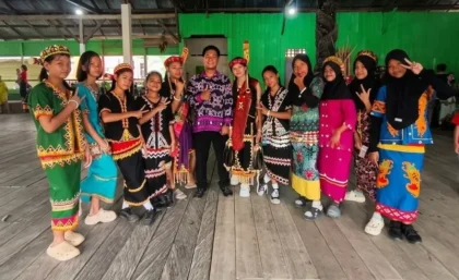 Ratusan warga dan pelajar SMPN 5 Long Bagun ramaikan Pesta Adat Hudoq ke-70 di Kampung Long Melaham, Mahakam Ulu, sebagai wujud pelestarian kebudayaan.