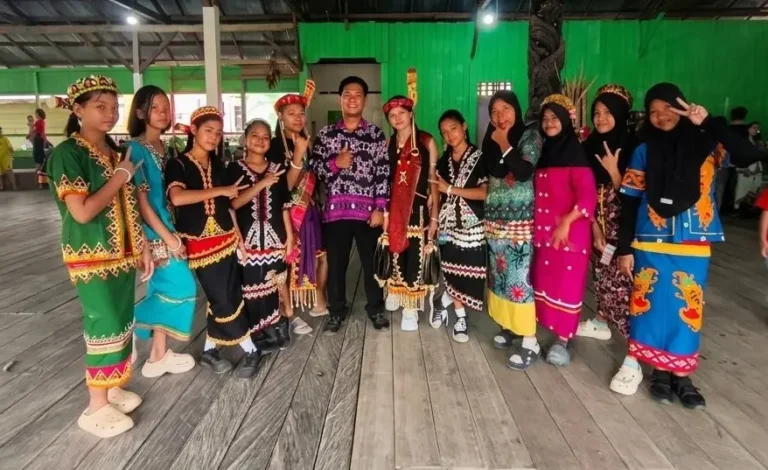 Ratusan warga dan pelajar SMPN 5 Long Bagun ramaikan Pesta Adat Hudoq ke-70 di Kampung Long Melaham, Mahakam Ulu, sebagai wujud pelestarian kebudayaan.