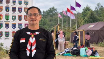 Kombinasi foto Ketua Kwarcab Mahakam Ulu Martinus Jeno dan aktivitas anak-anak Pramuka yang sedang mendirikan tenda di Bumi Perkemahan Tana' Mekaam Jaya.