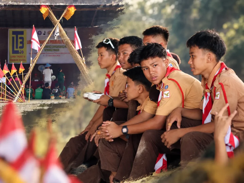 Kolase peserta pramuka duduk berdampingan dan lokasi LT III Mahakam Ulu dengan hiasan bambu serta bendera Merah Putih.