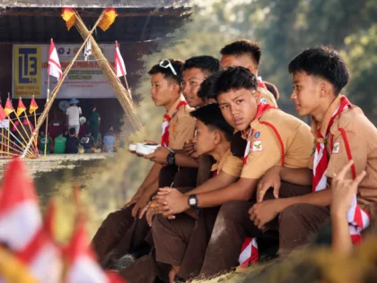 Kolase peserta pramuka duduk berdampingan dan lokasi LT III Mahakam Ulu dengan hiasan bambu serta bendera Merah Putih.