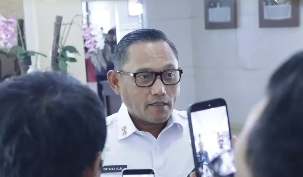 Wagub Kaltim Seno Aji memberikan keterangan kepada wartawan. Pemerintah Provinsi Kaltim mendorong penanganan terpadu menyusul laporan sekitar 13 ribu kasus ISPA.